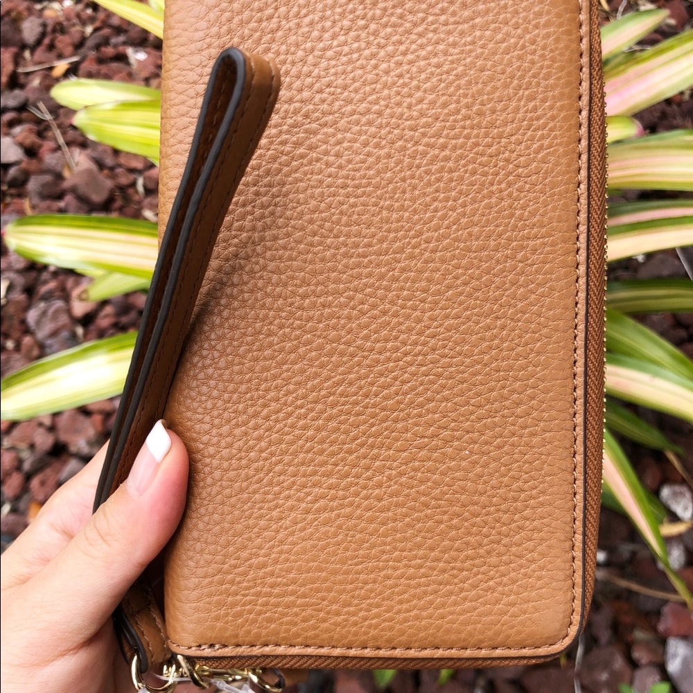 Gaby’sBags👜💕Tory BurchT Logo Phone Wristlet Bark - Picture 4 of 7